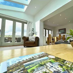 The Gables - Spacious House, Picturesque Views & Free Parking Holiday home Bath