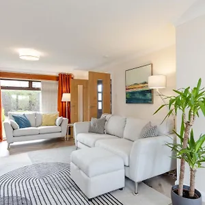 Family Ideal For Edinburgh, Dunfermline & St Andrews 3 Bedrooms Holiday home Inverkeithing