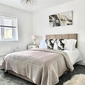 Luxury 2-bed Lindley Apartment